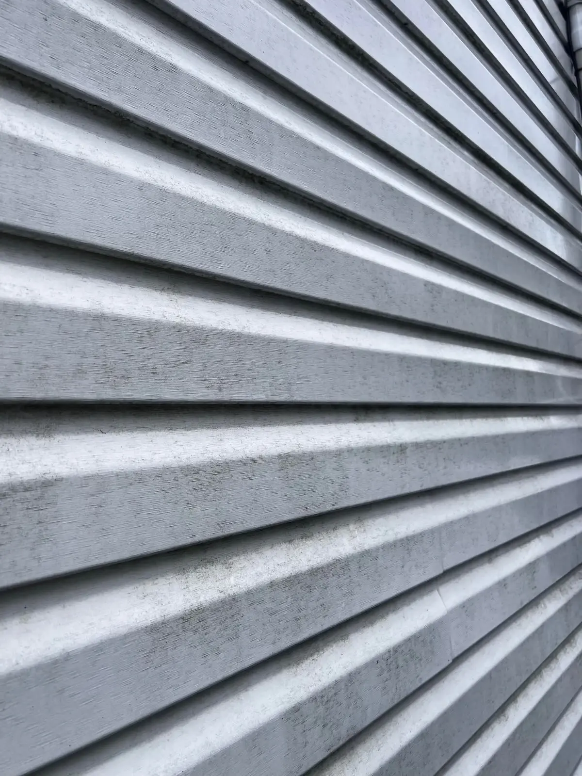 Avant le nettoyage : salissures sombres sur un revêtement horizontal clair, vue rapprochée